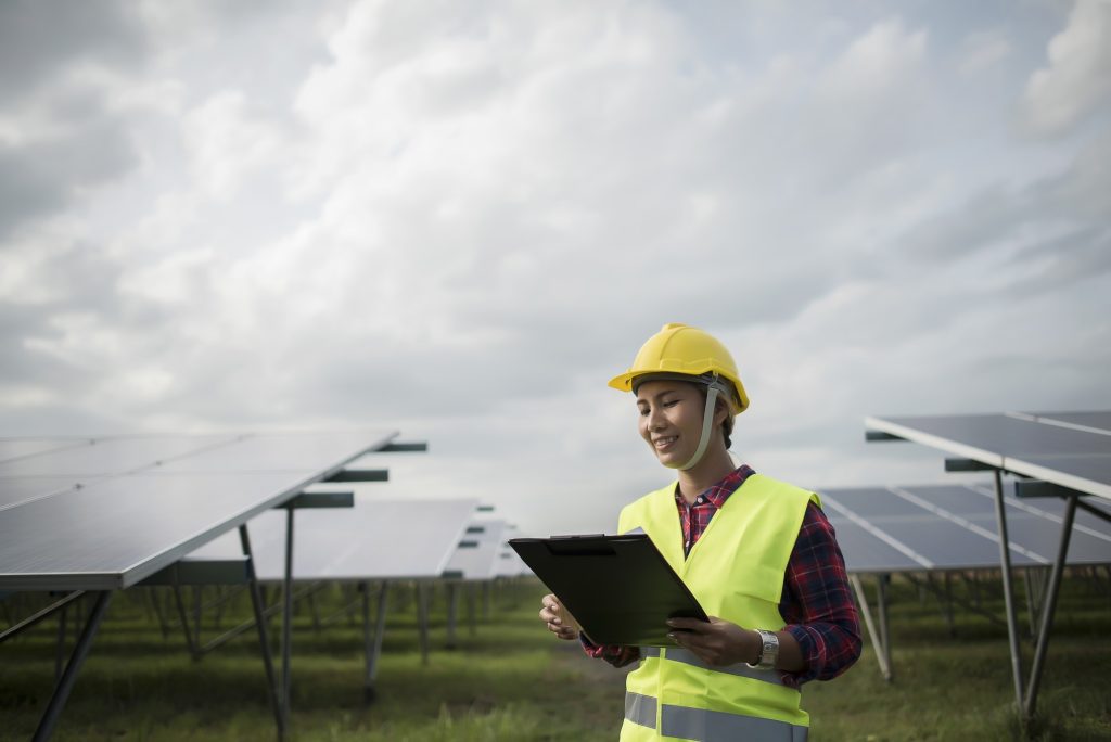 Inicio 3 engineer electric woman checking and maintenance of solar cells